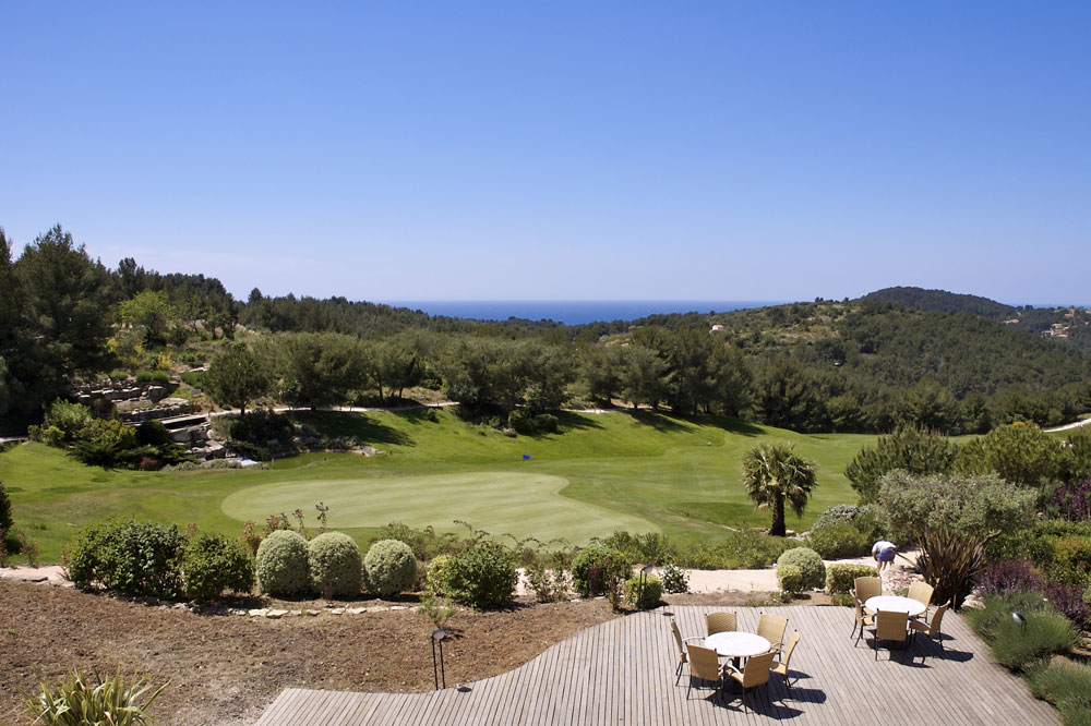 Close to all the mediterranean golf courses...